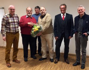 Der SPD Kreisvorsitzende des Kreisverbandes Saarbrücken-Land, Rainer Ziebold, gratuliert Reimund Lingstädt zur Wahl.